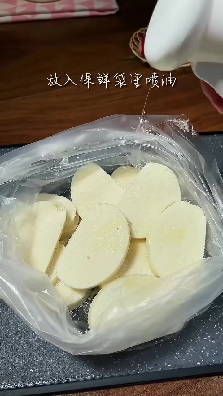 烤馒头片大人小孩都爱吃，酥脆可口，嘎嘣脆。一口都停不下来，关键还挺解馋