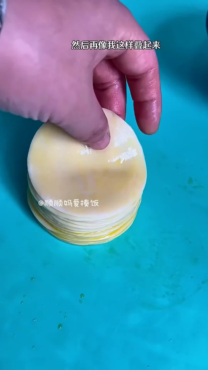 京酱肉丝卷饼这样做,酱香浓郁好吃到停不下来