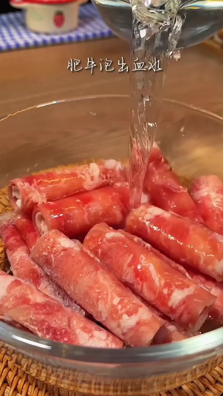 有没有像我一样懒的刷碗的,这个锡纸肥牛金针菇在家一定要试试,做法简单,好吃到起飞