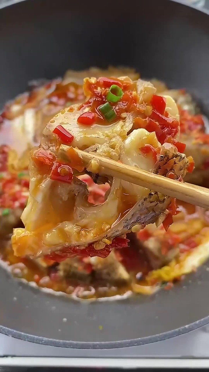 清蒸鲈鱼你肯定都吃腻了，试试这个剁椒的，你肯定会喜欢~