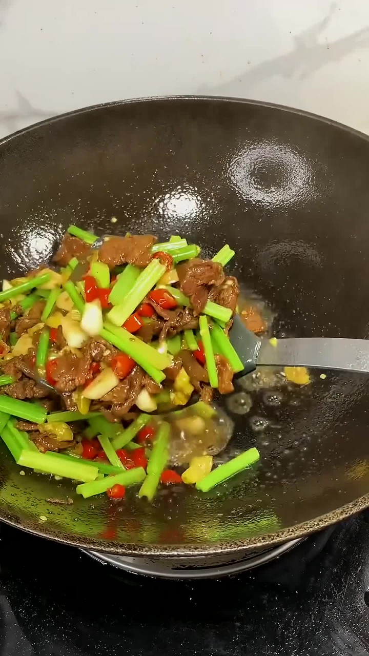 去逛菜市场，现在的本地芹菜炒牛肉实在太香了