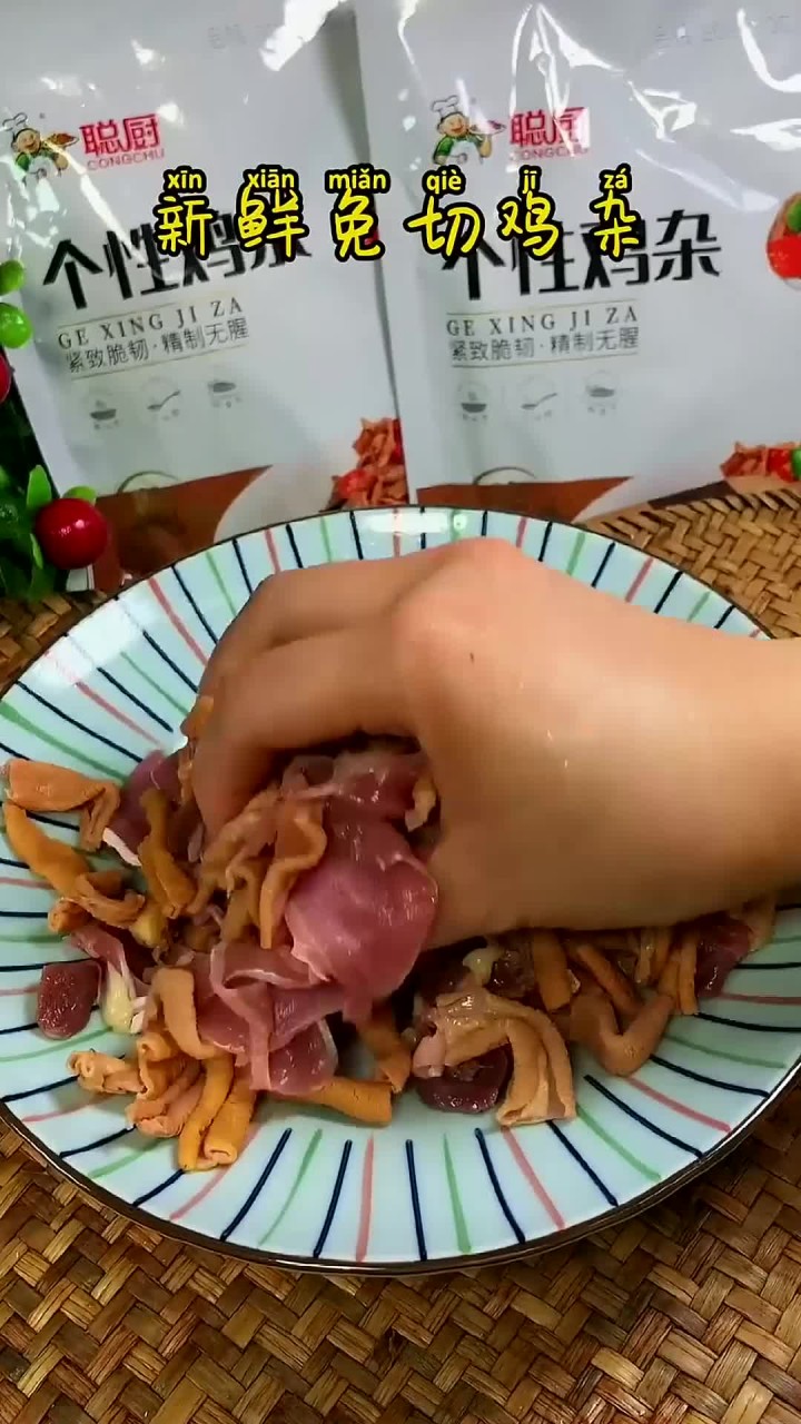 应粉丝要求安排了酸豆角鸡杂,反馈鸡杂品质非常新鲜,真的太下饭了,这是一锅米饭都不