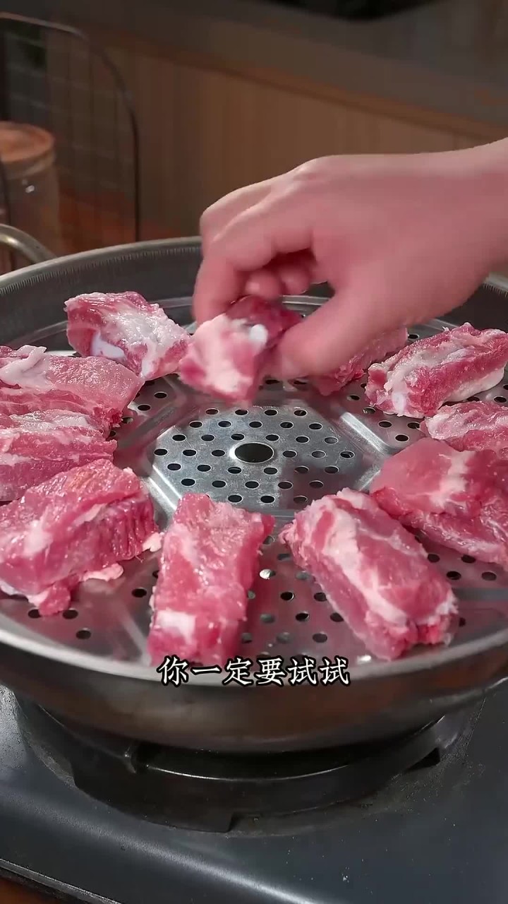 广东人爱吃的蒜蓉蒸排骨,做法特别简单,鲜嫩又入味,大人小孩都爱吃～