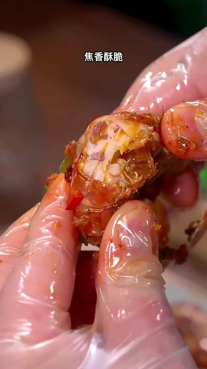 大排档桌桌必点的椒盐皮皮虾，自己在家也能做，椒香酥脆，好吃到舔手指