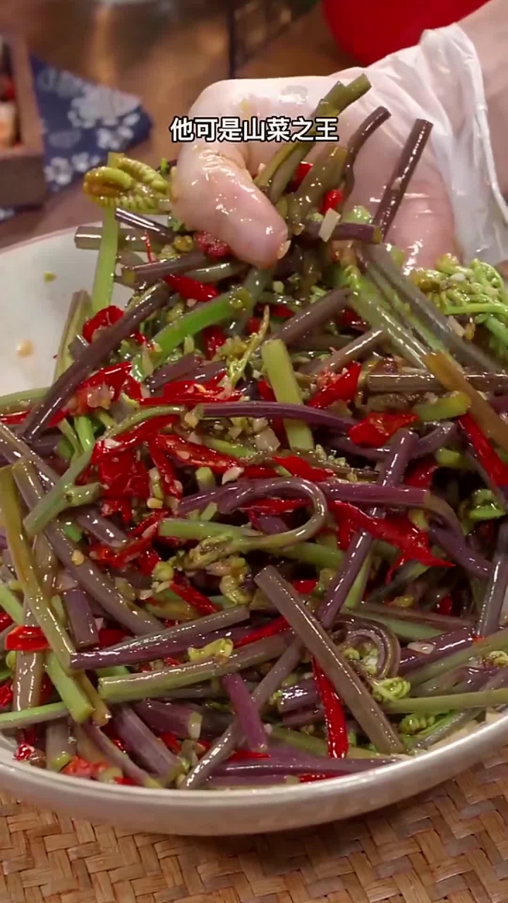 以后蕨菜就像我这样做，做个凉拌蕨菜，酸辣爽口又下饭，关键做法特简单！一看就会一做