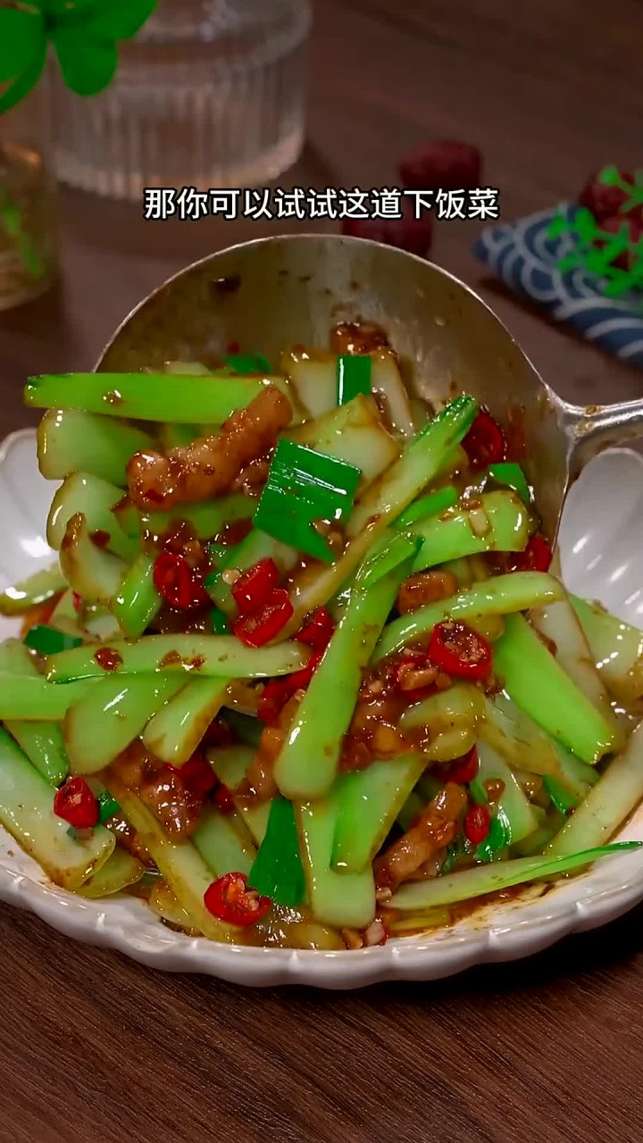 平时不知道吃什么的时候就想我这样做道干锅白菜杆 清楚好吃又下饭 做法还简单