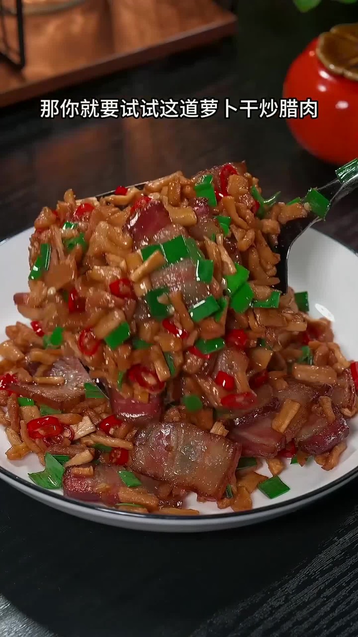 以后你要吃饭没胃口的时候,那你可以做这道萝卜干炒腊肉,脆脆嫩嫩,特别下饭～