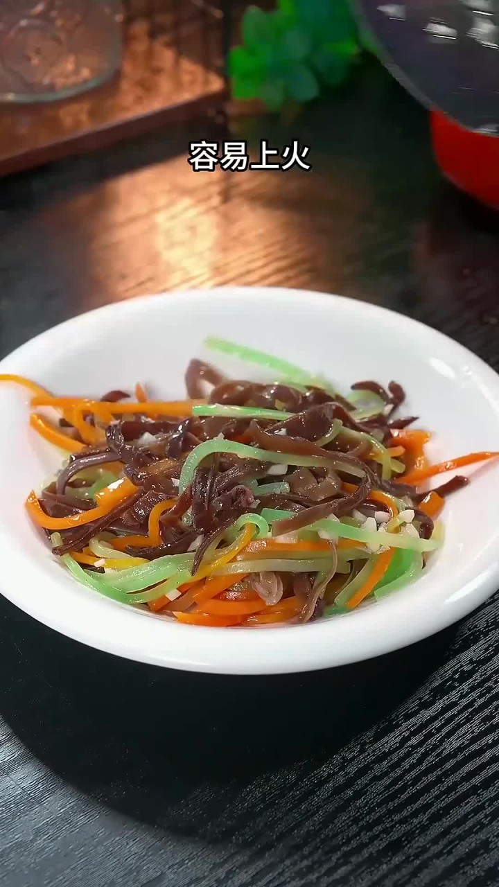 平时要是吃腻了大鱼大肉,做一道这样的素炒三丝,清脆爽口特别的解腻～