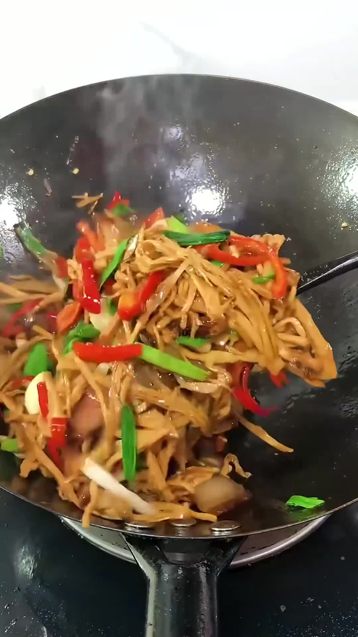 儿行千里母担忧,回家一趟带来很多腊肉用来炒干笋味道绝佳,太下饭