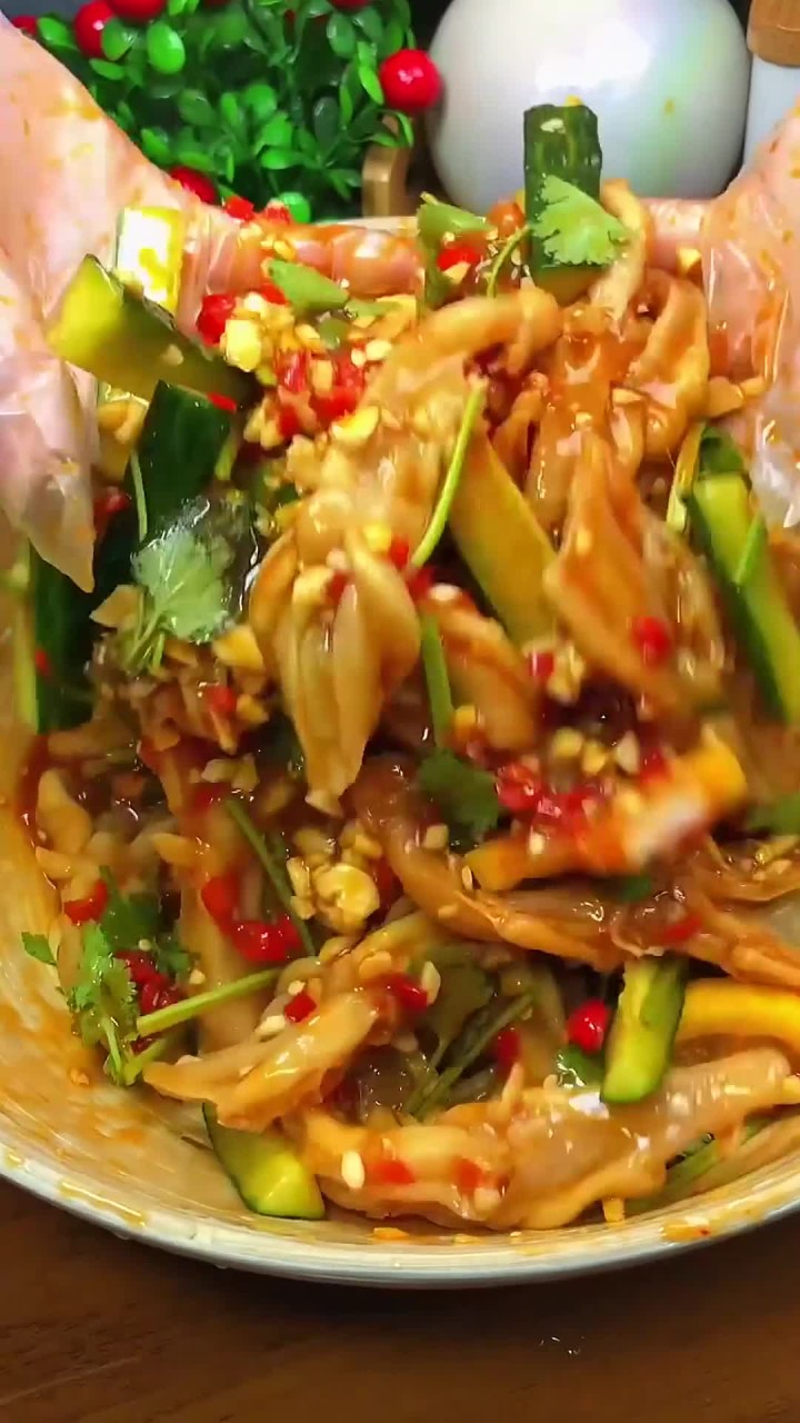 这个天气来一盆泰式无骨鸭掌真特别开胃爽口,做法很简单一包泰式风味汁就可以安排了