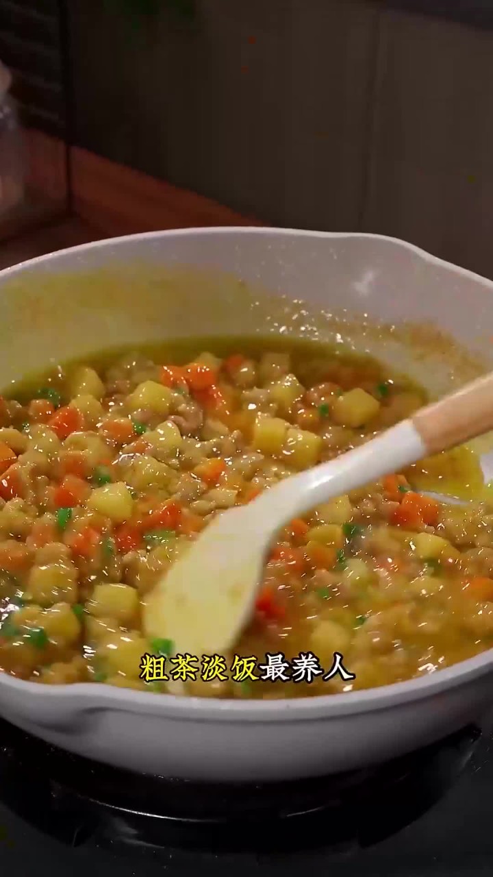 家里有孩子的，一定要学会这道土豆肉末咖喱饭，椰香浓郁，又香又好吃，孩子们特别爱吃