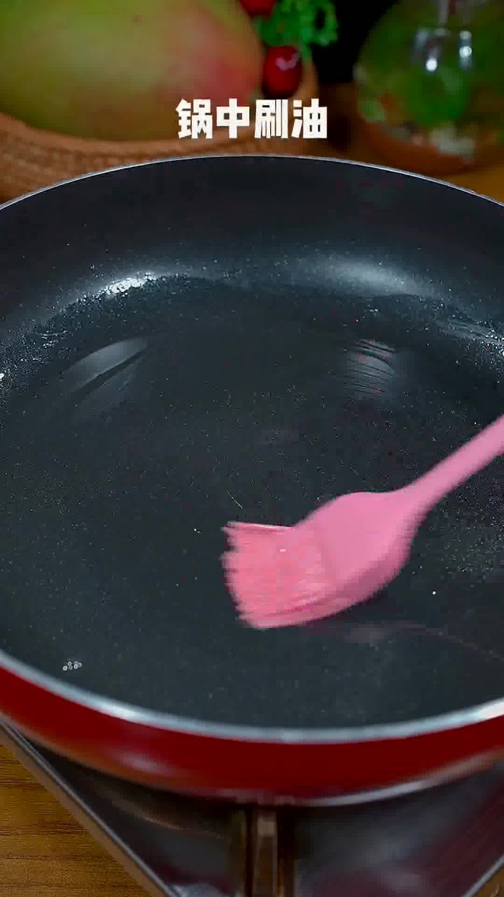 在家用饺子皮制作水果披萨,外皮酥脆,味道绝佳!