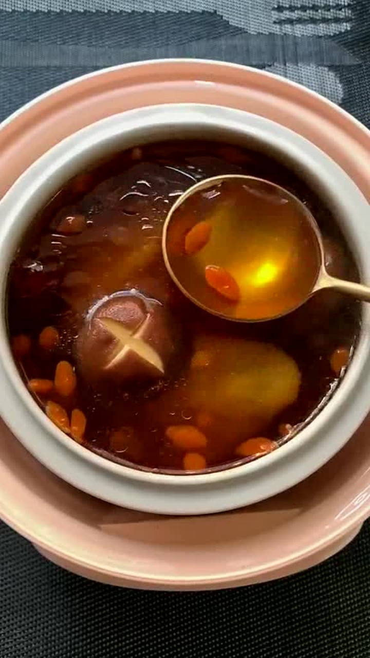 每天下班回家,都有暖粒粒的鸡汤喝,开心这是虫草花炖鸡
