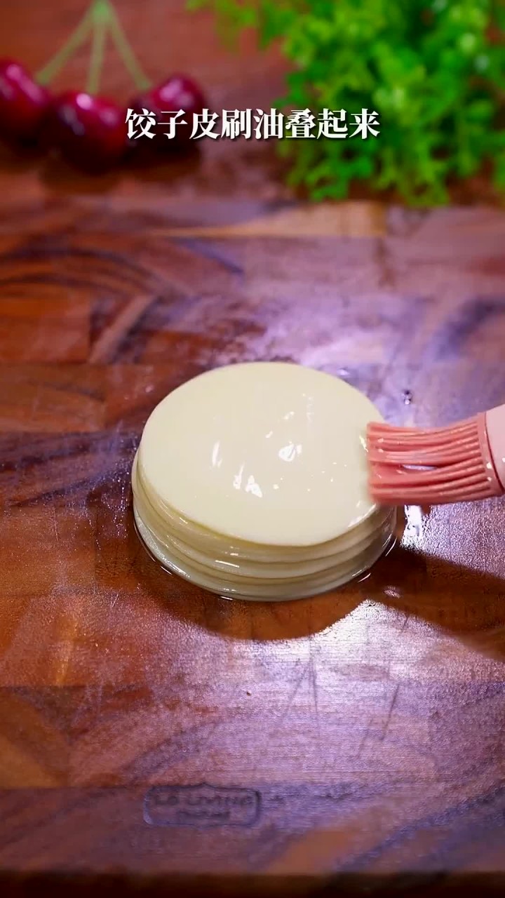 学会在家做京酱肉丝，用薄饼卷起来，一口接一口太满足了，简单又好吃