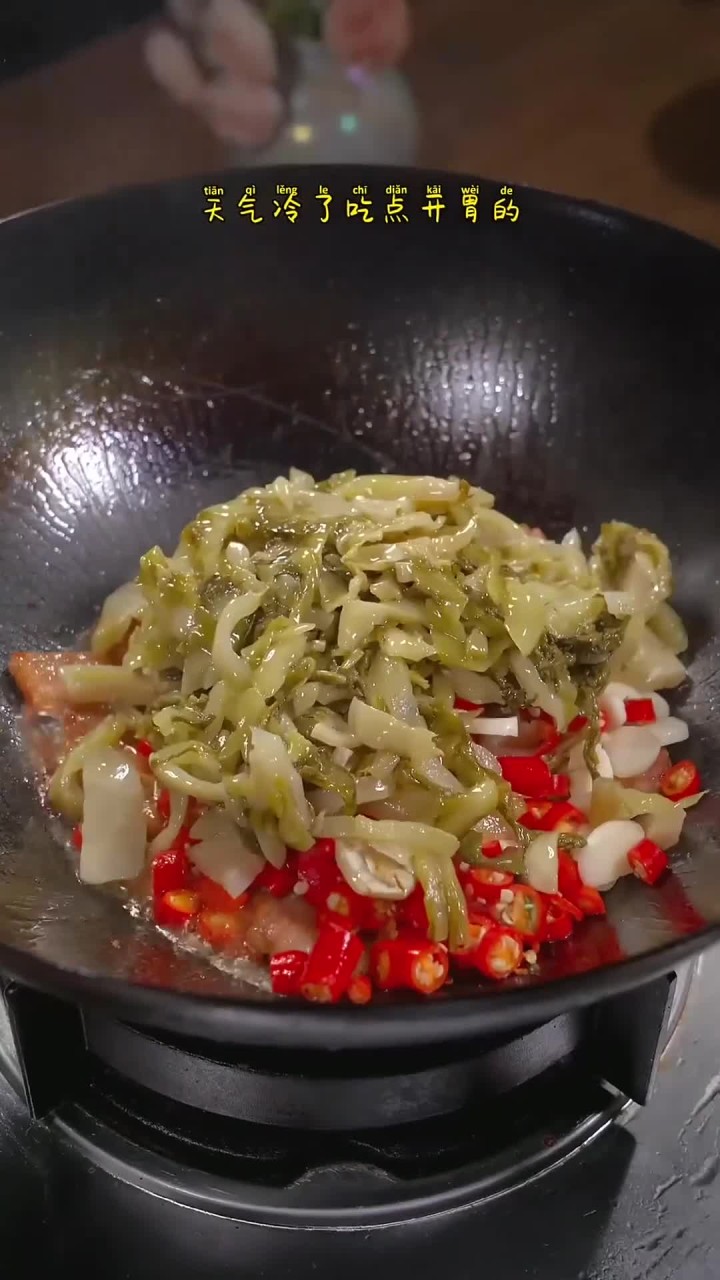 天冷了不知道吃点啥，这道酸菜炒肉一定要给家人安排，酸脆开胃特别的下饭