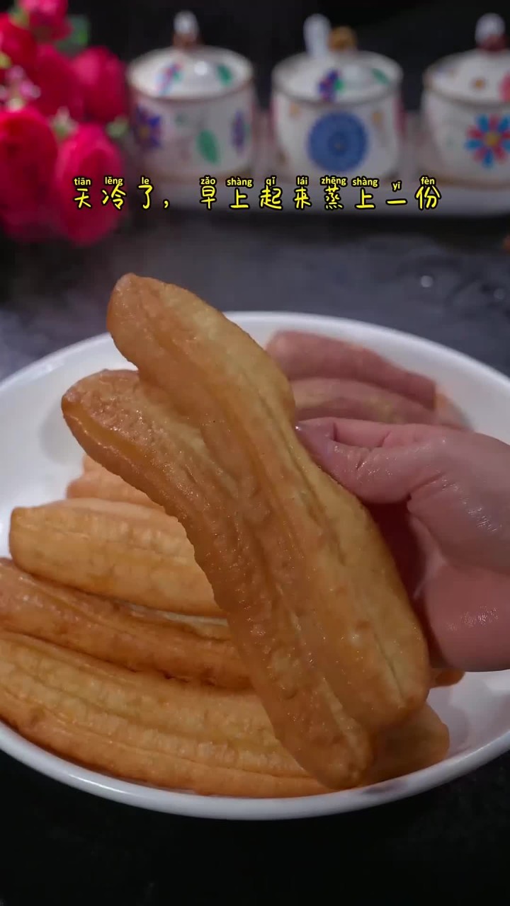 天气冷了,晚上预定好时间把油条上锅蒸一下,早上给孩子配上牛奶或者豆浆,真的是道营