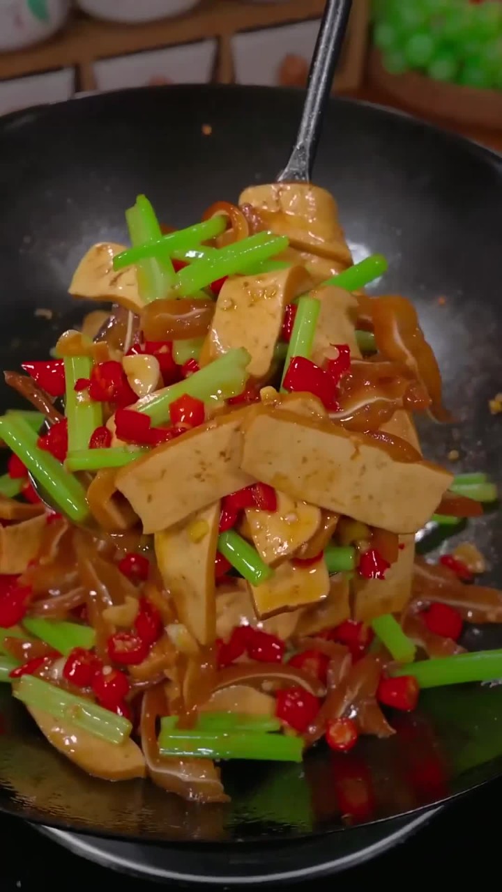 在湖南，吃过的都知道这道攸县香干炒猪耳是每个饭店一道名菜，攸县香干才能炒出这么嫩