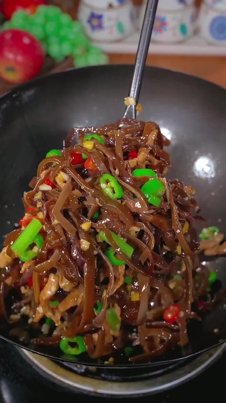 脆脆的木耳炒肉丝非常配米饭,记得多煮点饭哟
