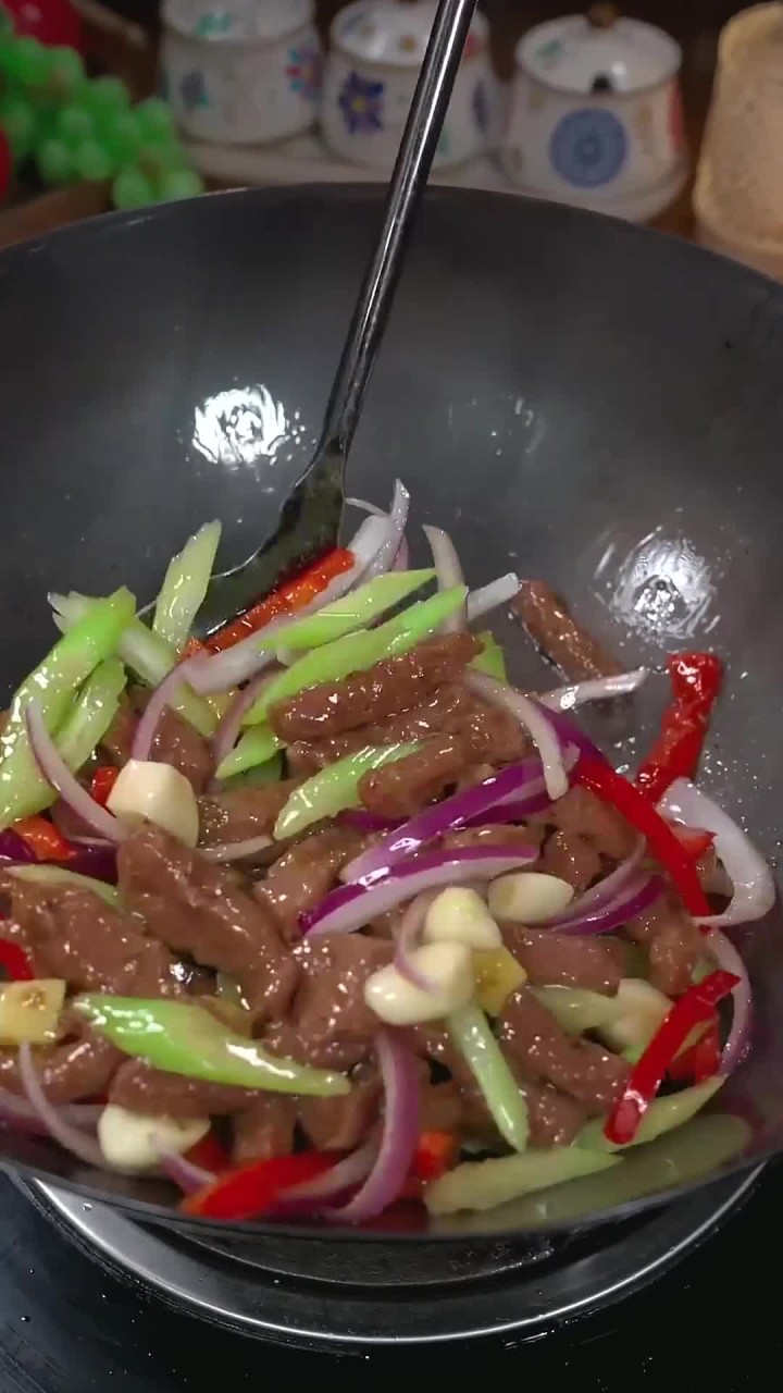 西芹黑椒牛肉家常做法真的太香了,家里大人小孩都爱吃