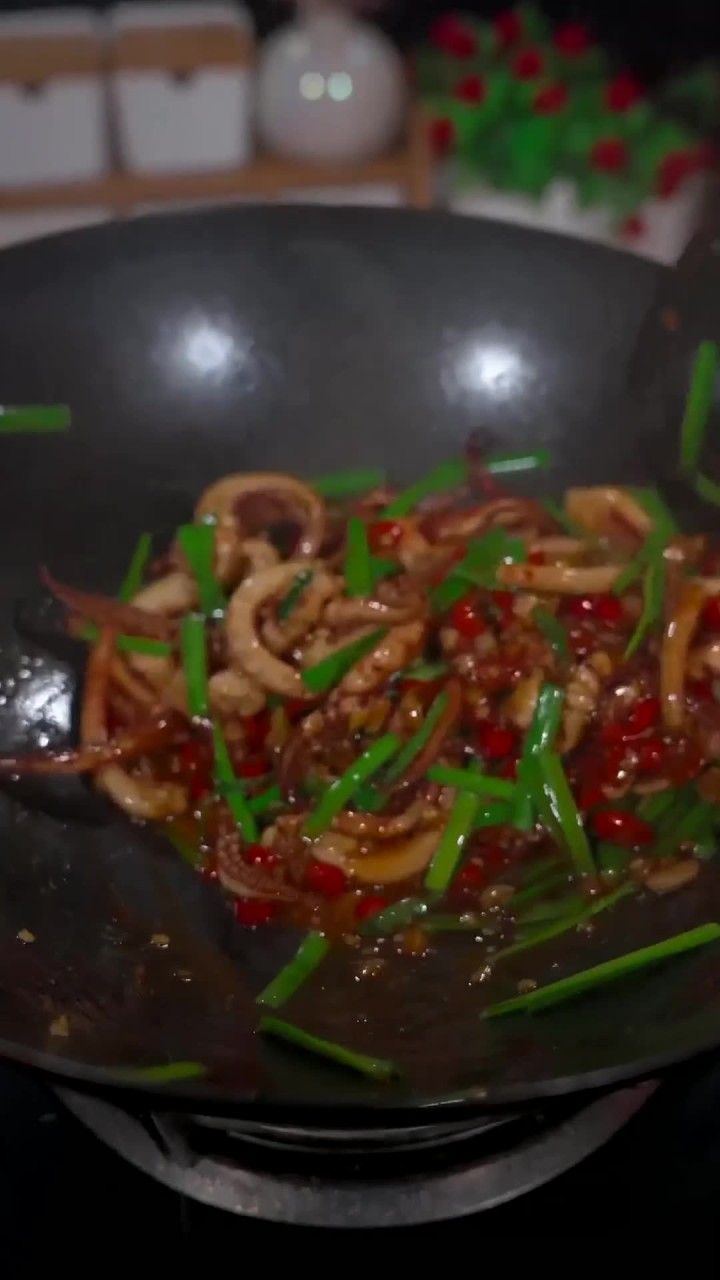鱿鱼加入一包爆炒酱就是饭店大厨的味道,这个酱还可以爆炒牛肉、猪肝……