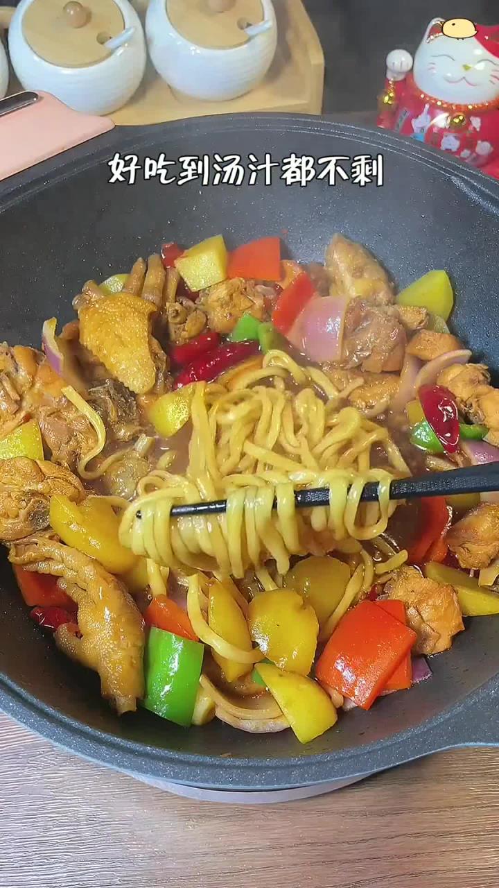全家都爱的美味大盘鸡拌面,简单一锅搞定,真是诱人美食!
