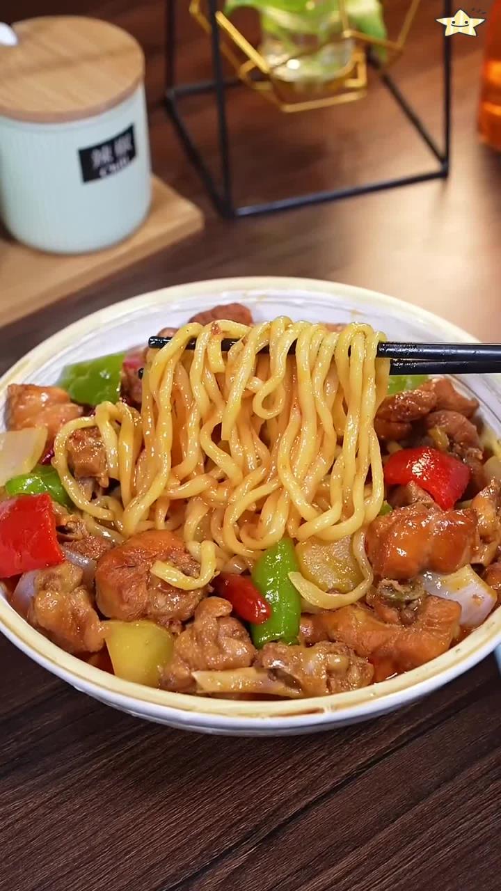 全家人爱的大盘鸡拌面,鸡肉鲜嫩入味,汤汁拌面让孩子一吃就停不下来!