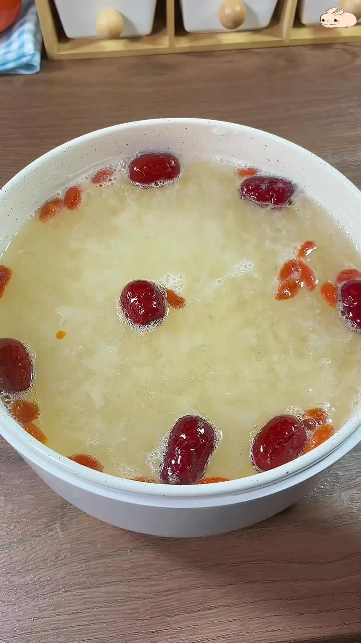 秋冬季节皮肤干燥,快给你心爱的人煮一锅红枣银耳汤羹吧,分享银耳快速出胶的办法!