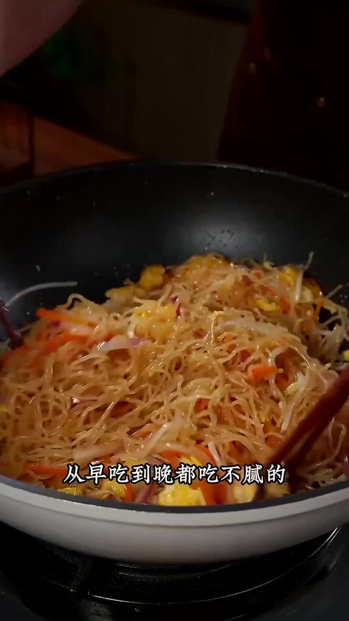 蒸米粉是广东人从小吃到大都吃不腻的，简单营养又好吃～不管是当早餐还是宵夜都很不错