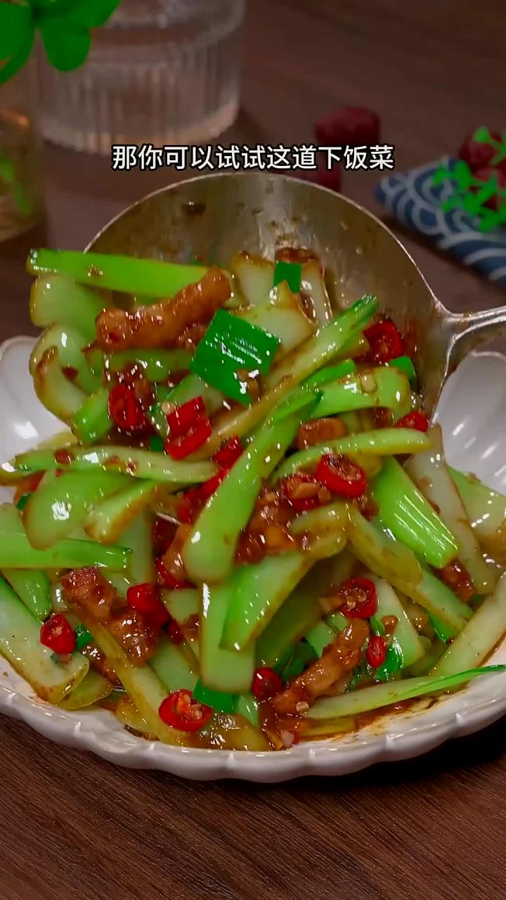 平时不知道吃什么的时候就想我这样做道干锅白菜杆 清楚好吃又下饭 做法还简单