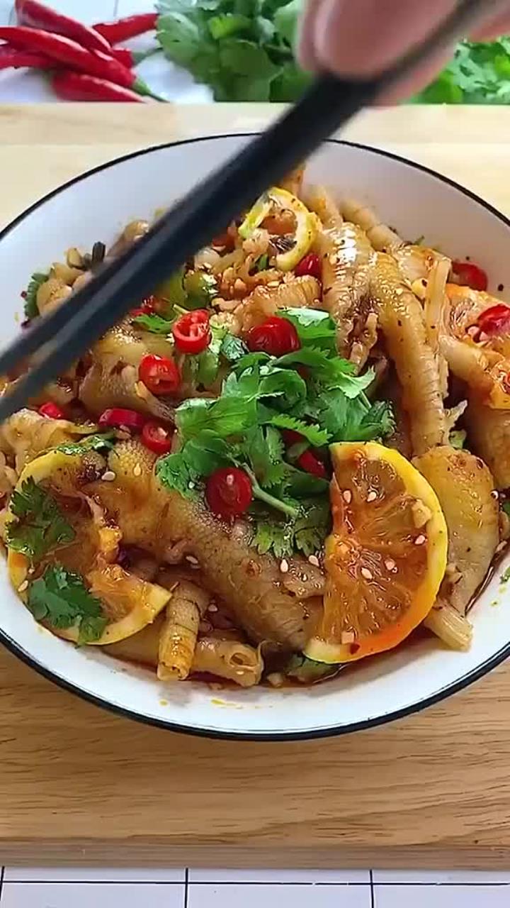 你们要的酸辣无骨鸡爪来啦,好吃到停不下来……螺蛳粉也是,吃