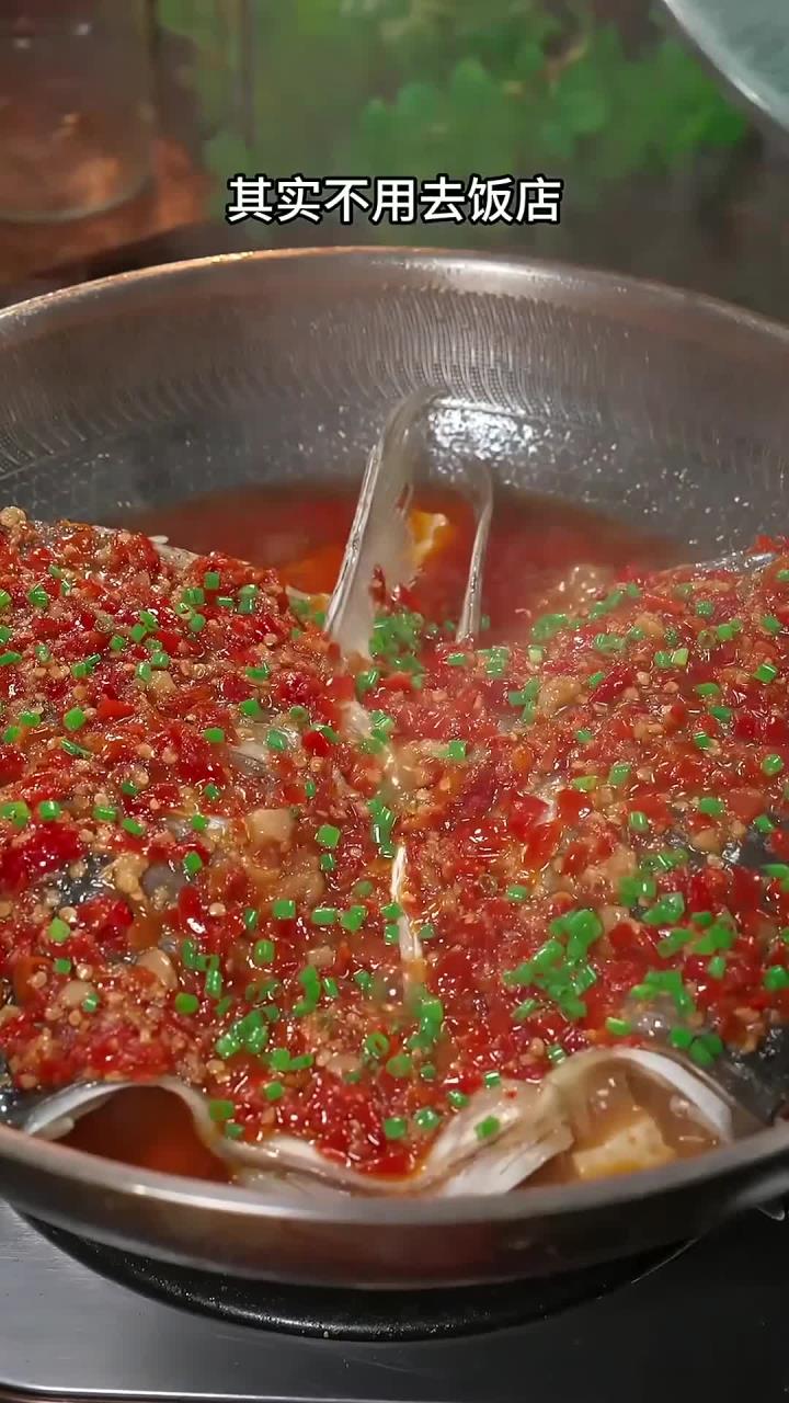 这样做的剁椒鱼头,肉嫩味美,汤汁还可以拌面拌饭～