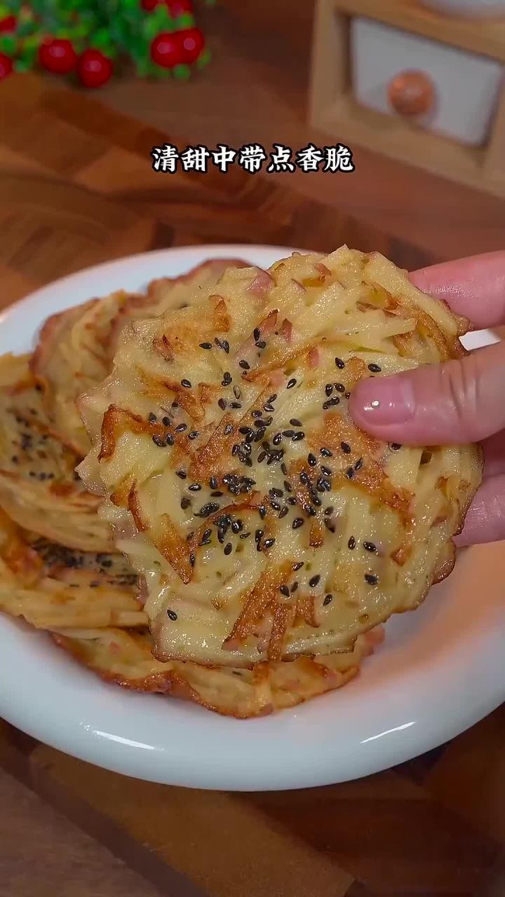 一个苹果、三个鸡蛋就能做出好吃的苹果鸡蛋饼，清甜中带点香脆～
