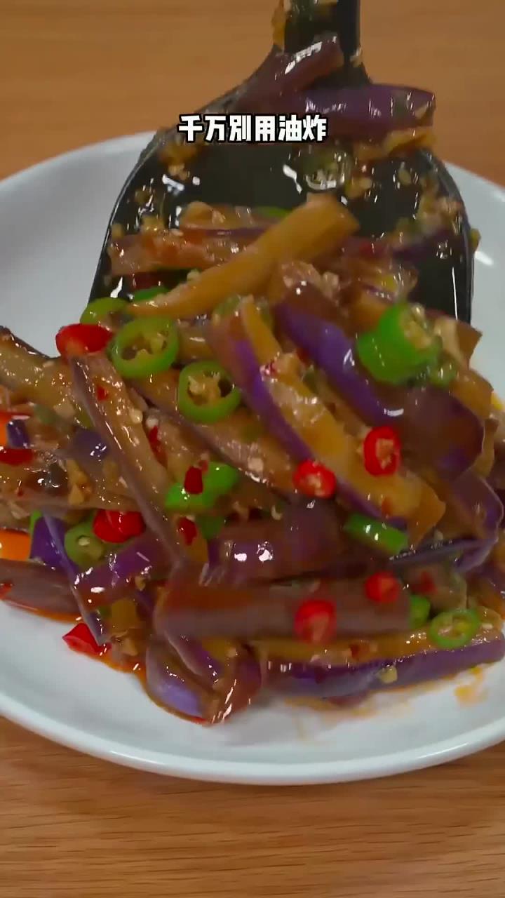 这样做的青椒炒茄子简单又下饭，喜欢你也做起来吧～