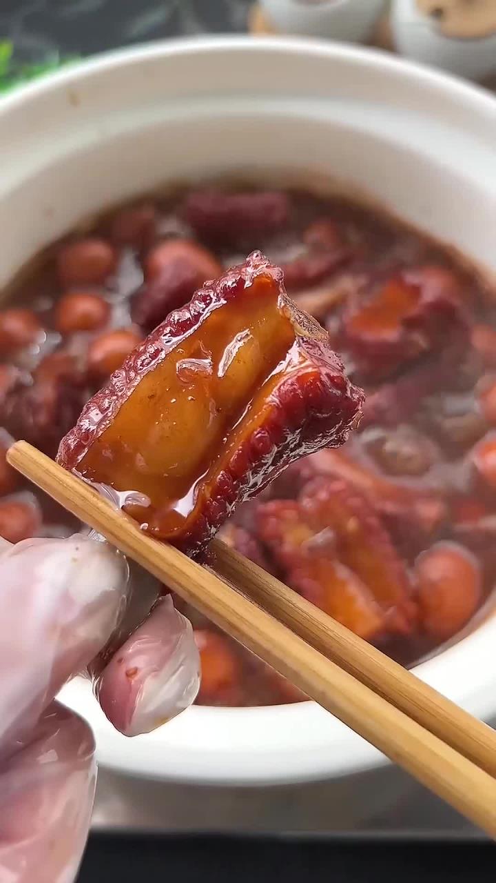 今天教大家做个懒人版的红烧排骨,软烂入味,超级好吃~