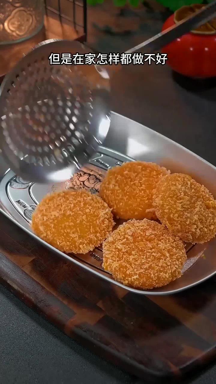 以后南瓜买回家,你可以像我这样做一道炸南瓜饼,大人小孩都爱吃～