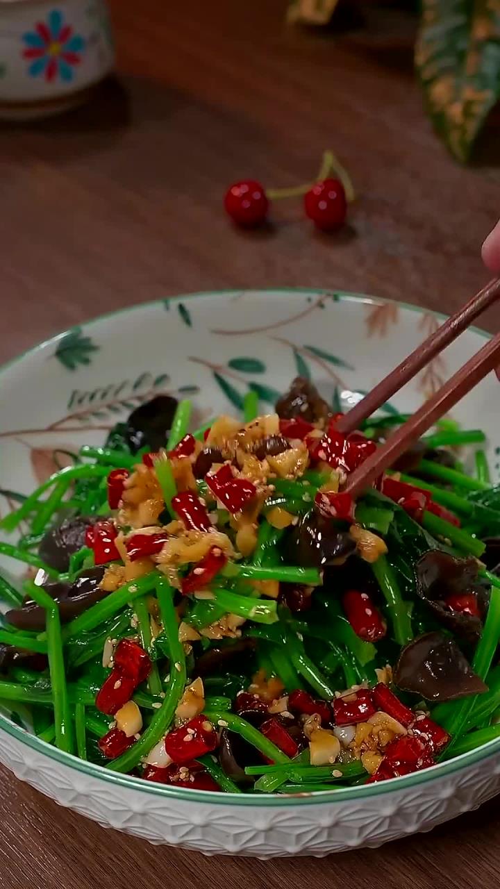 以后买菠菜你就和一样做个凉拌菠菜～比大鱼大肉还要好吃