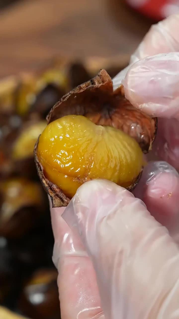 空气炸锅版的糖炒栗子做法来啦,新手一看就会,甜糯糯的比外面卖的还好吃