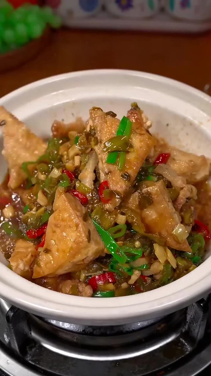 真的是一道怎么都吃不腻的菜，酸脆爽口又开胃的酸菜小笋，是我家餐桌上常见的菜