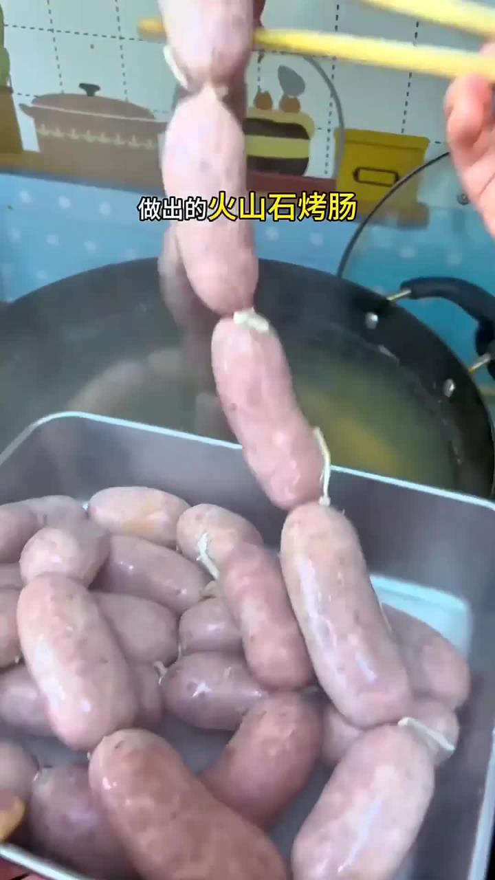 脆皮火山石烤肠还得是自己做的好吃,肉质紧实QQ弹弹,一口爆汁,孩子超级喜欢吃