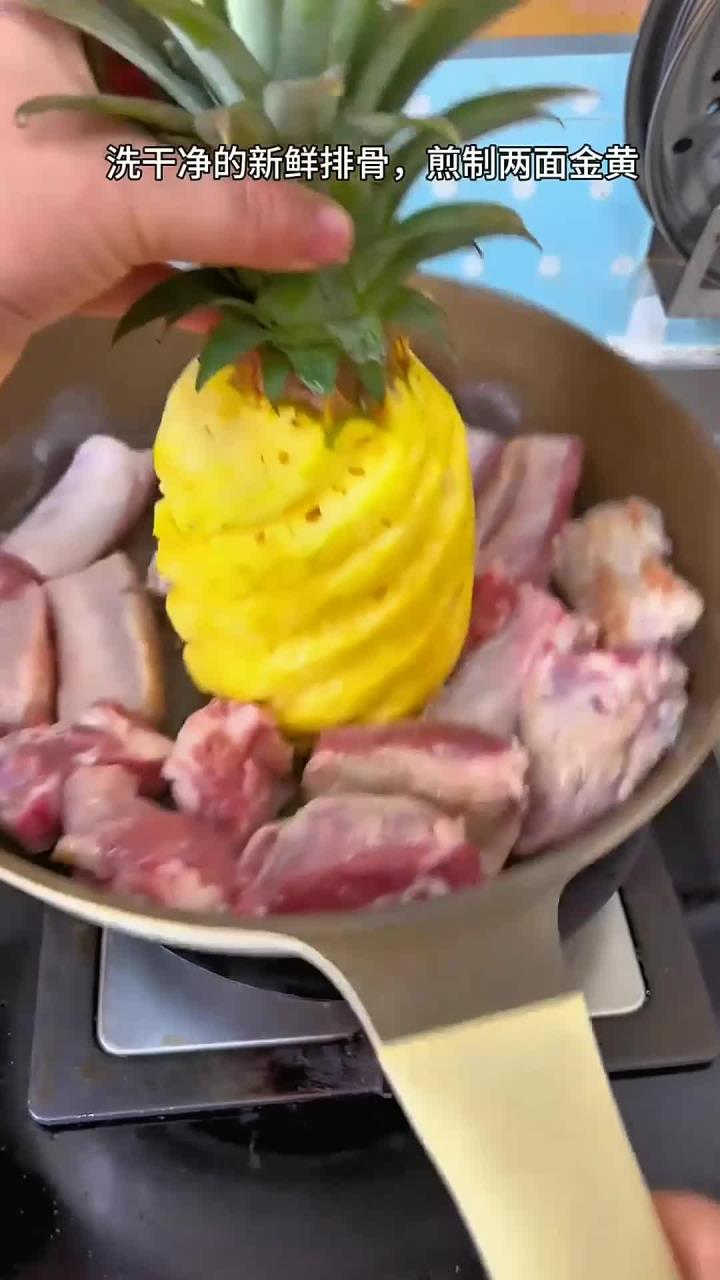 敲好吃的可乐凤梨排骨,酸甜可口,排骨软烂入味,做法还超级简单