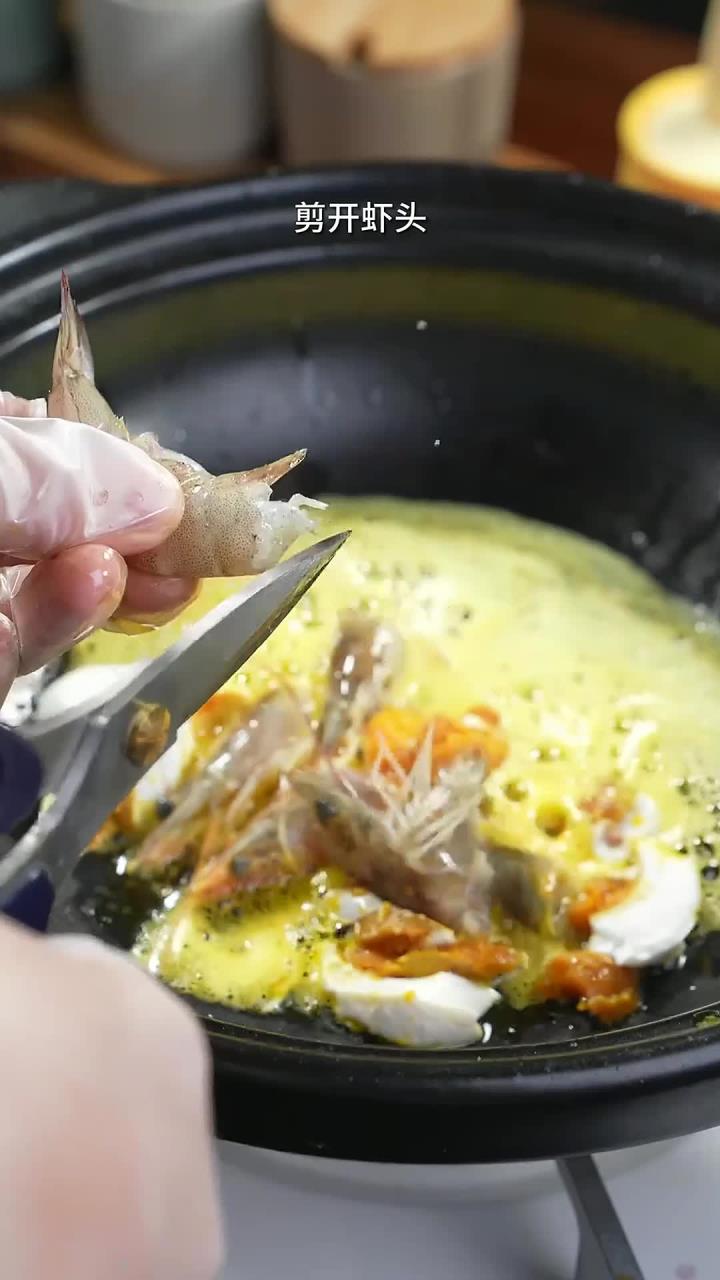 虾头别扔哦，来做这个鲜掉眉毛的咸蛋黄三鲜汤，好喝到没朋友