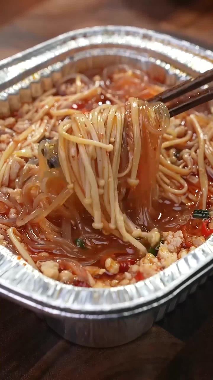在家几分钟就能搞定一份,麻辣鲜香的锡纸蒜蓉肉沫粉丝金针菇