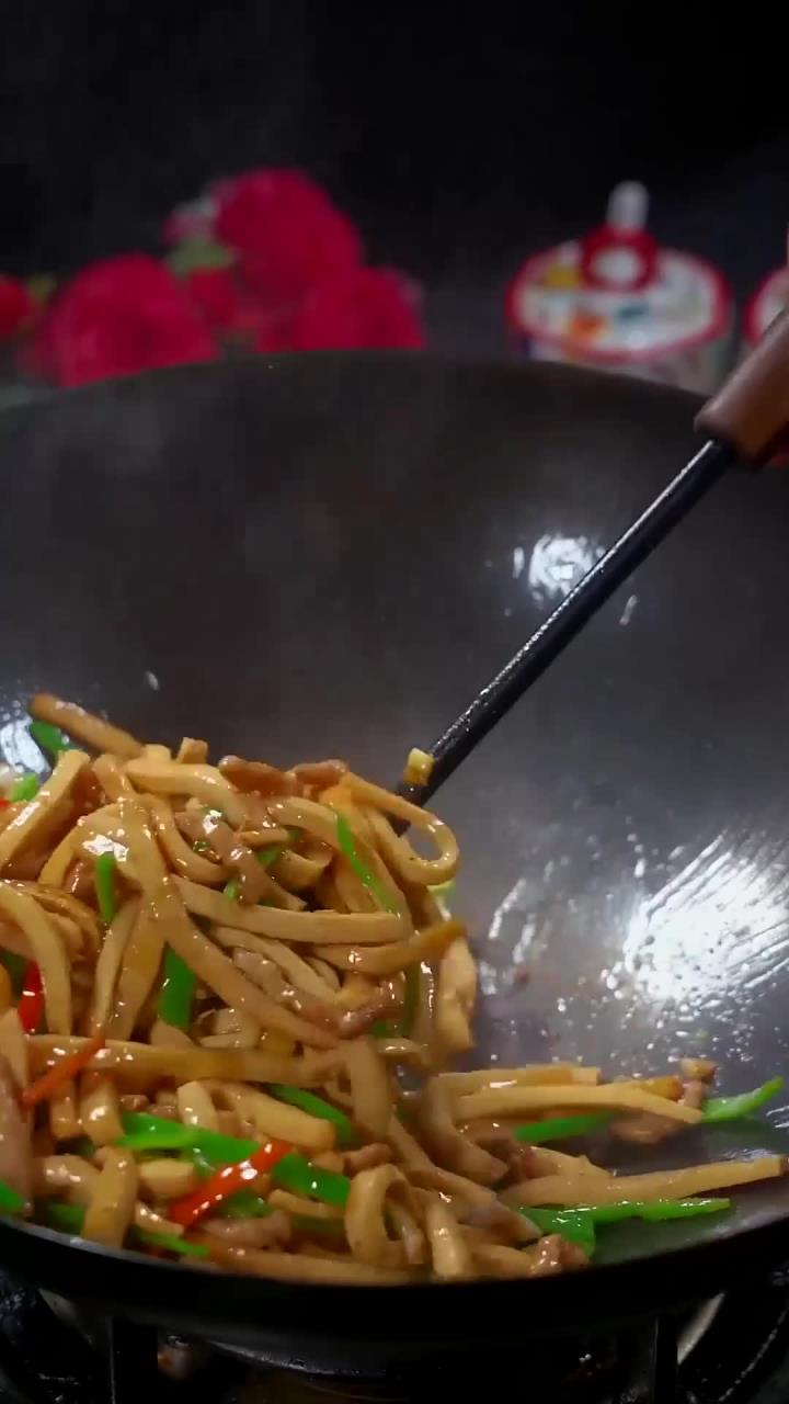 喜欢吃豆制品的一定不要错过这道嫩滑细腻的百叶豆腐,平时炒菜打火锅都特别香