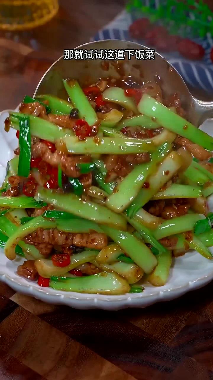 这样做的白菜梗炒肉，香辣爽口，米饭都吃了三大碗