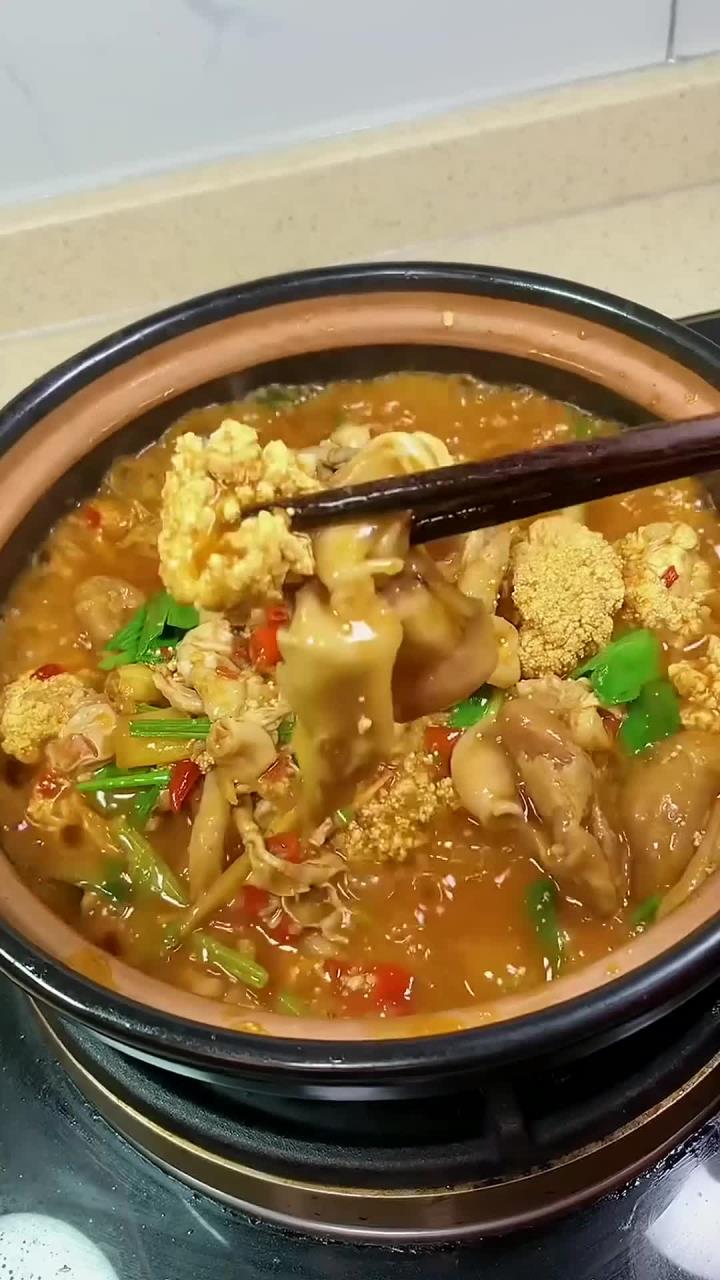 你喜欢吃鱼泡还是鱼籽呢？这天气来一煲香辣鱼杂太有劲了，谁还记得小时候大人都不让吃