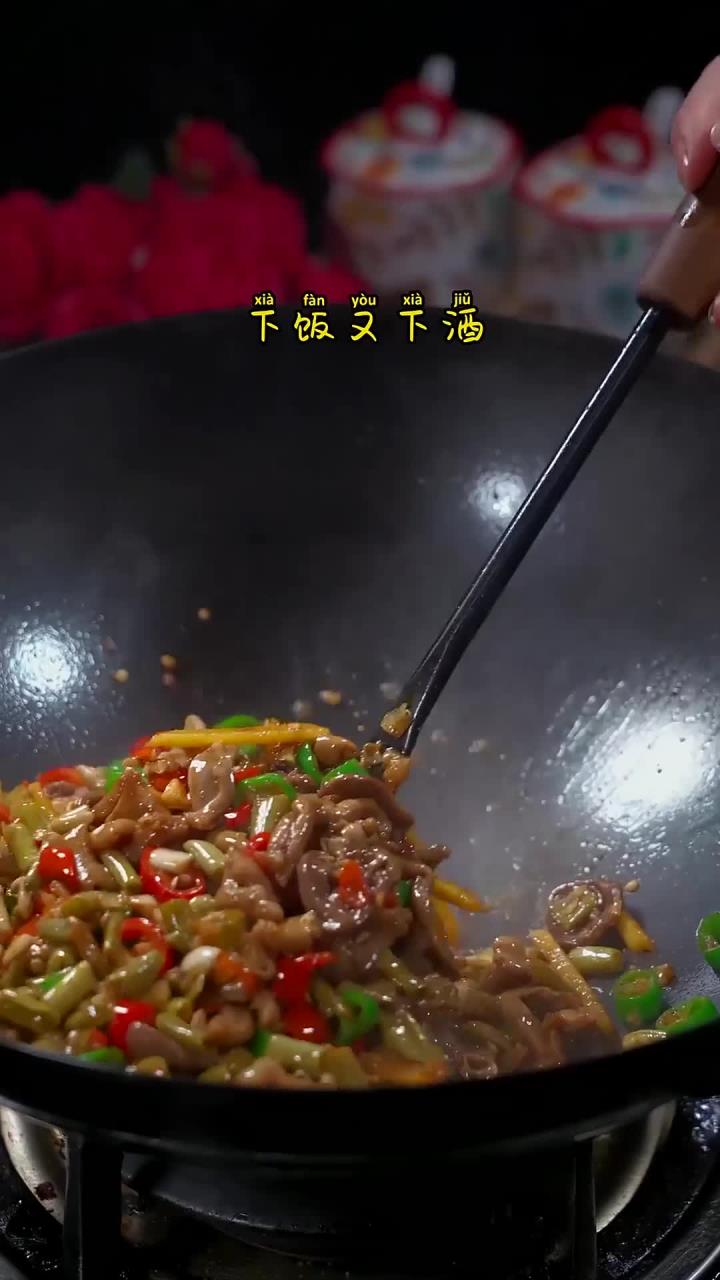 家里来客少不了这道酸辣下饭的鸡杂，真的太香了