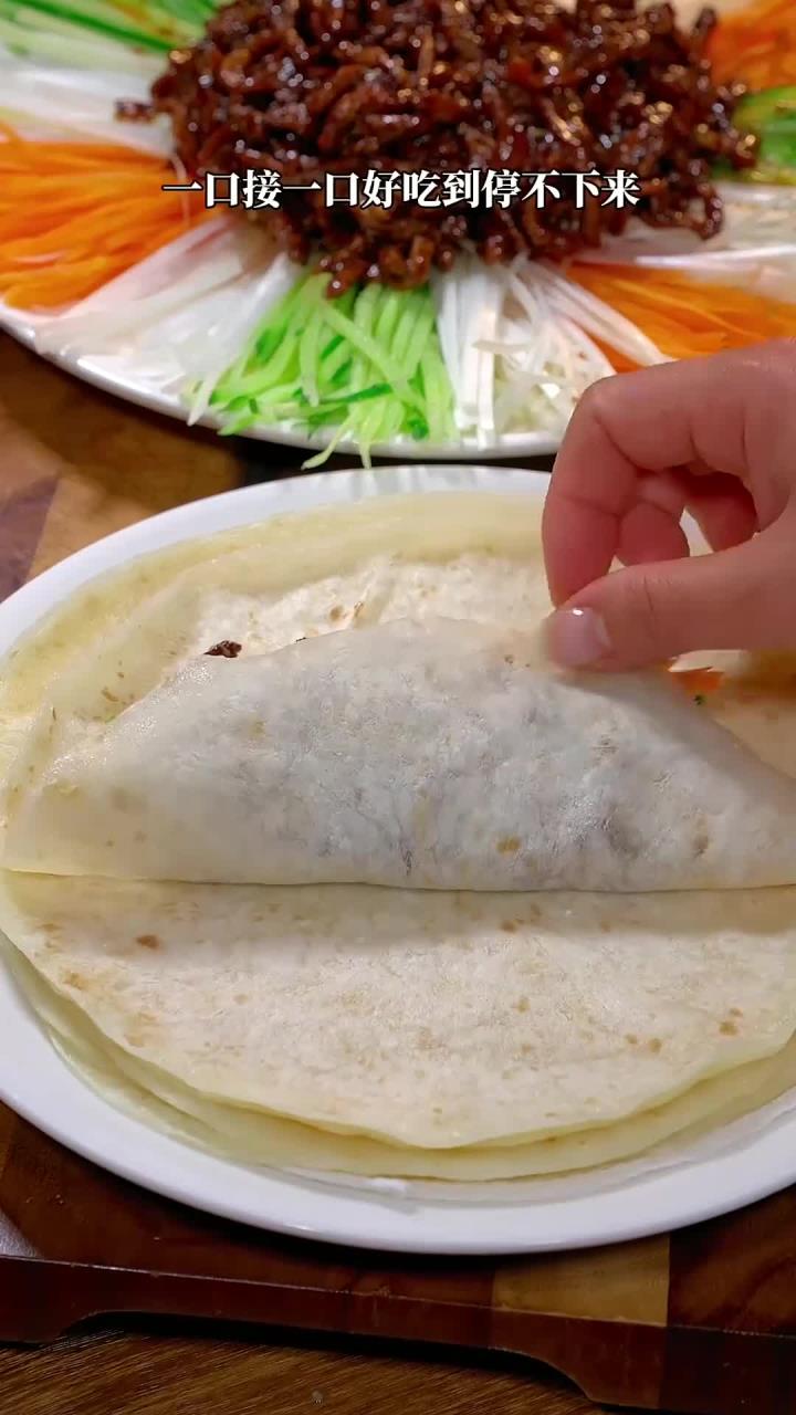 京酱肉丝卷饼，小朋友们特别爱吃～