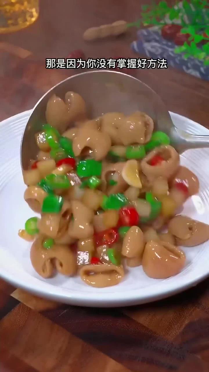 为什么你做的生炒肥肠总是咬不动、那是因为你方法没有做对、这两步你要看好咯