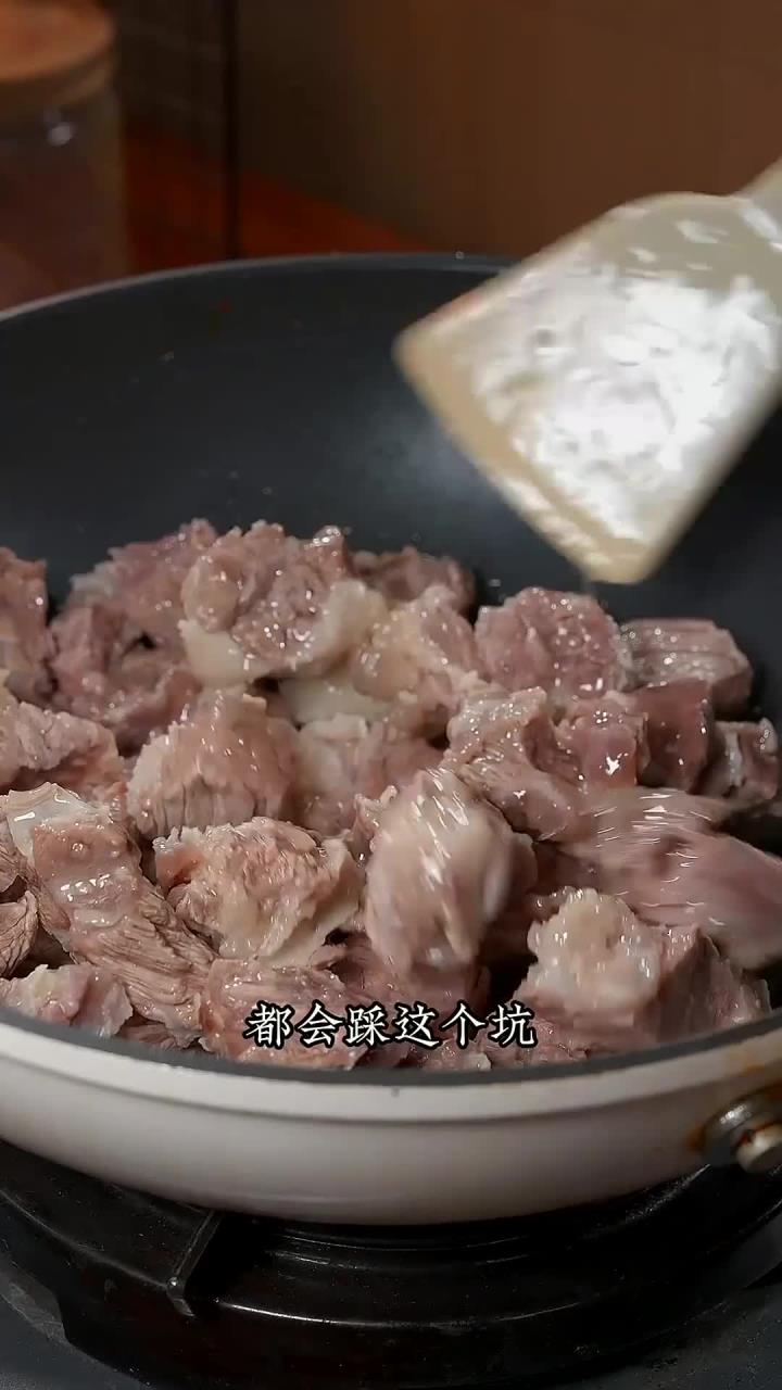 很多人在家炖牛肉的时候不是发柴发硬就是咬不动,以后你就按照我这个方法做,保证炖出
