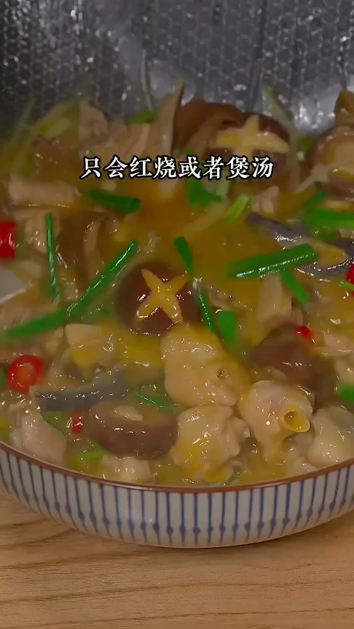 以后三黄鸡不要总是红烧煲汤了,试试这个酸汤鸡,可以吃肉又能喝汤